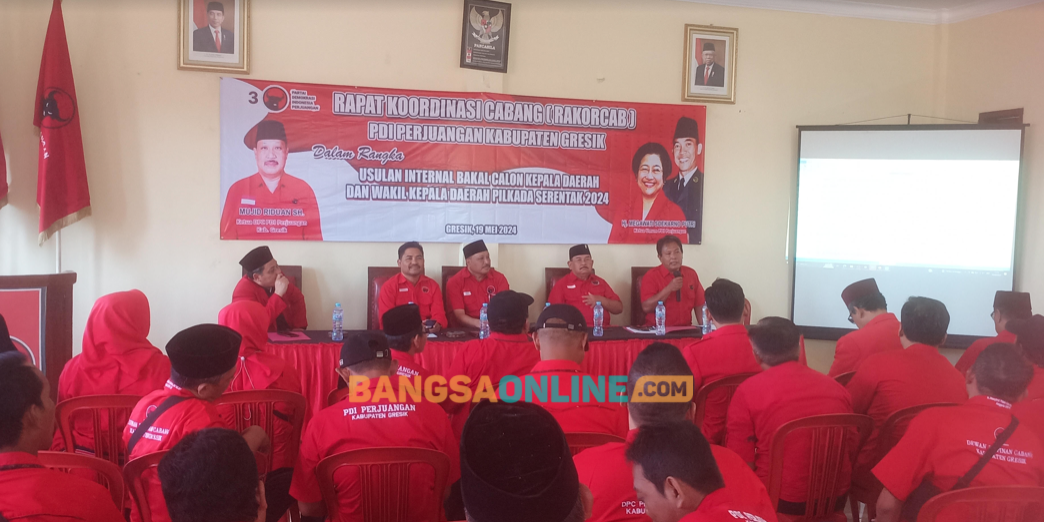 Ketua DPC PDIP Gresik, Mujid Riduan (depan tiga dari kanan), didampingi Sekretaris Noto Utomo saat Rakorcab. Foto: SYUHUD/ BANGSAONLINE
