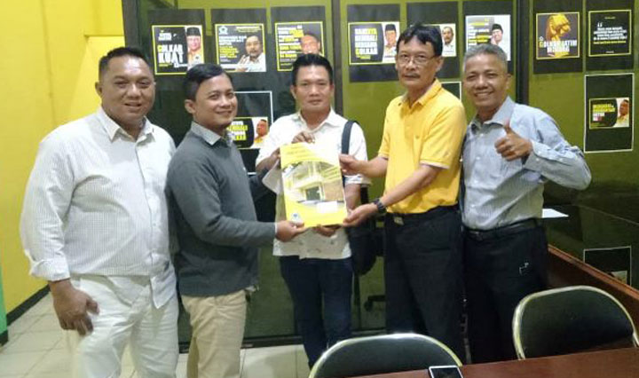 Ptek Riduan, Khamim, Wongso, dan Erry Sucahyo saat menyerahkan hasil penjaringan bacabup dan bacabup Golkar Gresik ke DPD. foto: ist.