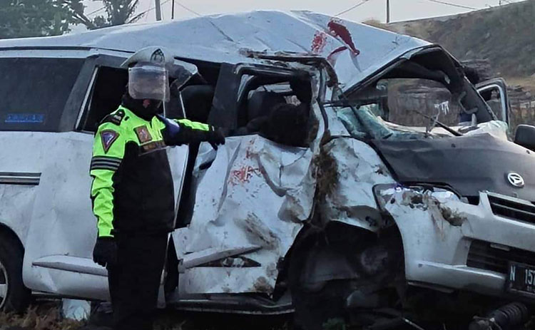 Ban Meletus, Minibus Terguling di Ruas Jalan Tol Ngawi-Solo