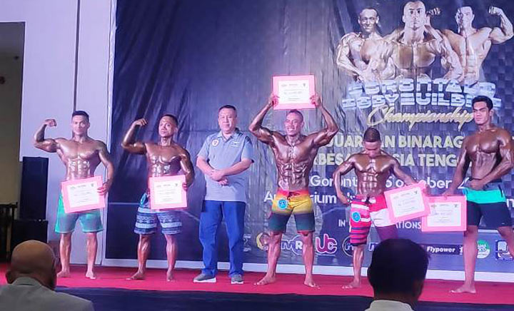 Kopda Jono sedang mengangkat piagam juara 1.