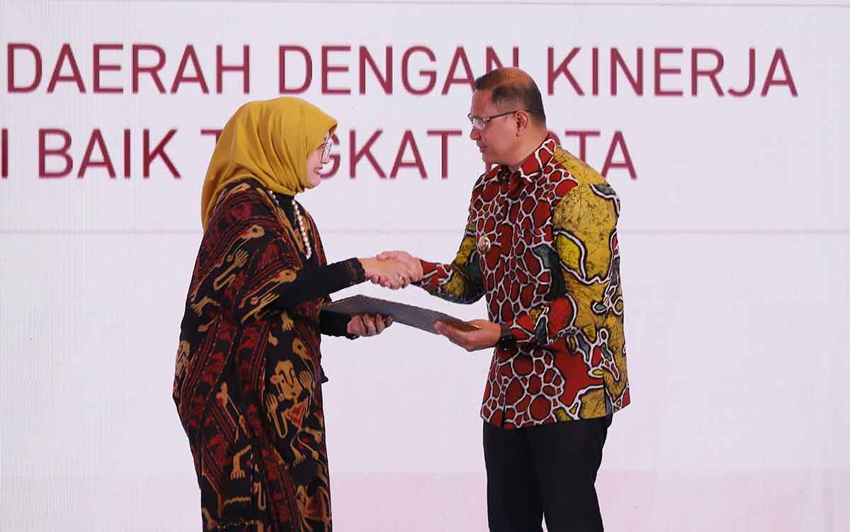 Pj Wali Kota Batu saat menerima penghargaan.