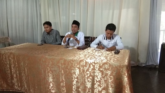 Ketua Jampi Jawa Timur Abdul Hamid bersama Divisi Bidang Advokasi FAM GMNI Jatim Billy Abu Ja’far , saat memberikan keterangan persnya kepada awak media, Kamis (26/4). Foto: YUDI A/BANGSAONLINE
