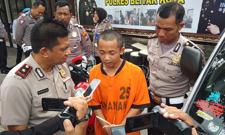Wakapolres Blitar Kota Kompol Nur Halim menanyai pelaku saat rilis di Mapolres.