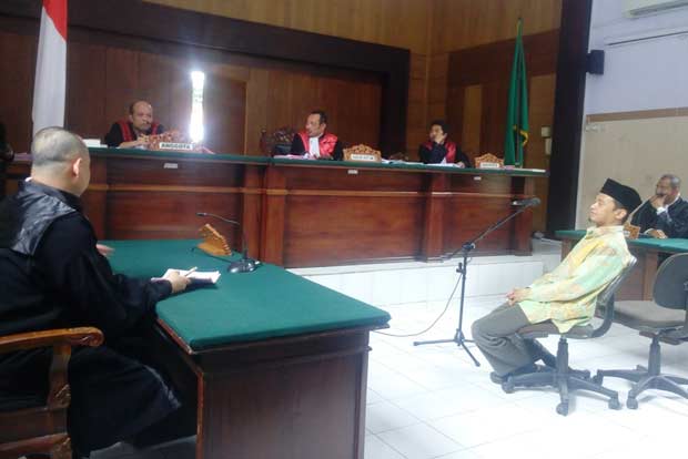Niam Sovie, Kades Sumbergedang saat menjalani sidang.
