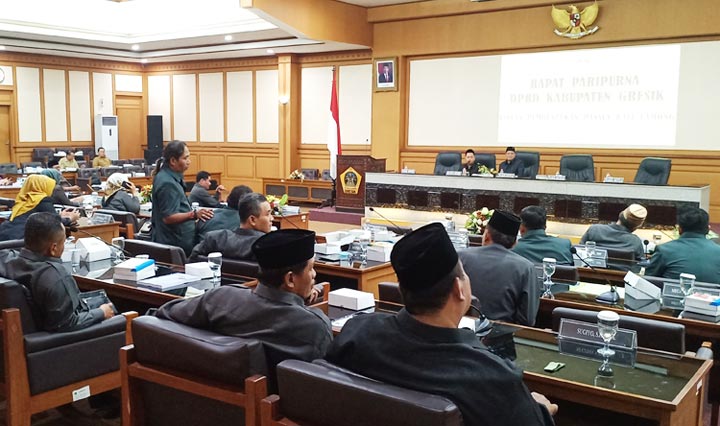 Suasana paripurna DPRD Gresik membahas interpelasi Banjir Kali Lamong. foto: SYUHUD/ BANGSAONLINE