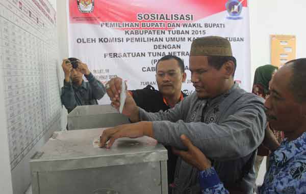 KPU Tuban saat simulasi pencoblosan pada tuna netra yang tergabung dalam Pertuni cabang Tuban. foto: suwandi/BANGSAONLINE