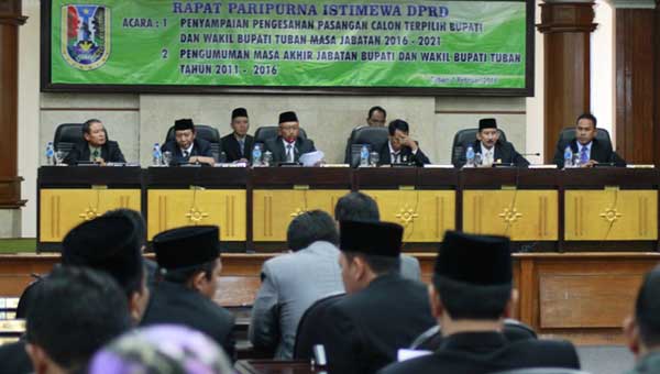 Rapat paripurna dengan agenda pengesahan Bupati dan wakil Bupati Tuban periode 2016-2021. foto: suwandi/ BANGSAONLINE