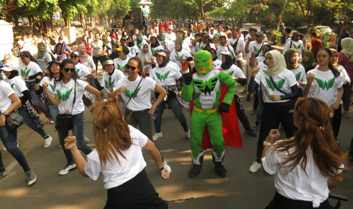 Ratusan warga Sidoarjo yang tergabung dalam komunitas Sidoarjo Super melakukan flashmob dengan iringan lagu Sidoarjo Super.