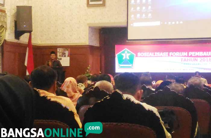 Plt. Wali Kota Malang, Sutiaji, saat membuka sosialisasi FPK Bakesbangpol Kota Malang, di ruang sidang Balai Kota, Senin (27/08). ft: Iwan/ BANGSAONLINE