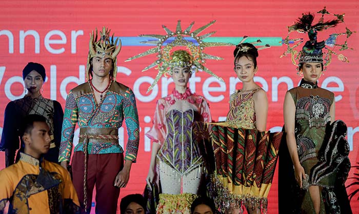 Gebyar batik Pamekasan saat tampil dalam World Conference on Creative Economy di Bali International Convention Center.