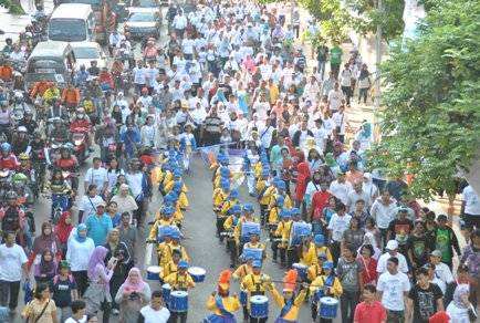 START - Para peserta mulai keluar dari parkir timur Surabaya Plaza dengan didahului oleh marching band. foto: Satria/BANGSAONLINE