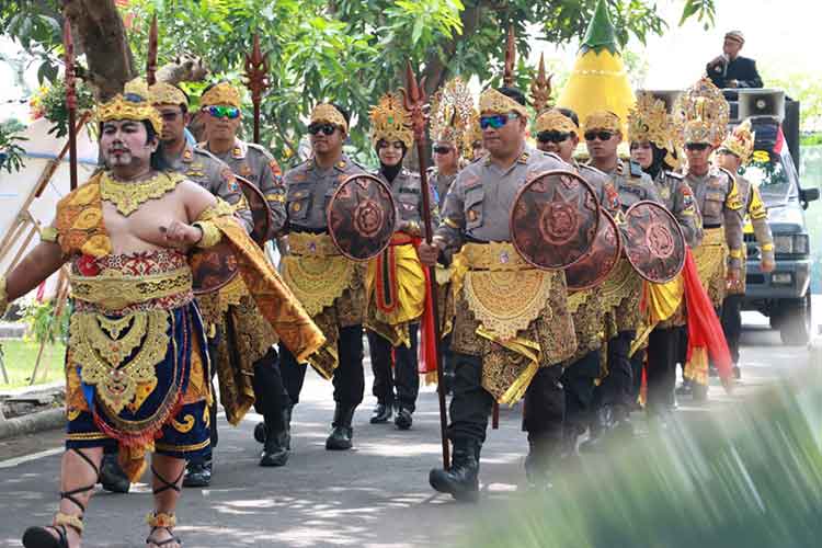 Peringati HUT ke-77 TNI, Personel Polres Mojokerto Kota Berpakaian ala Majapahitan