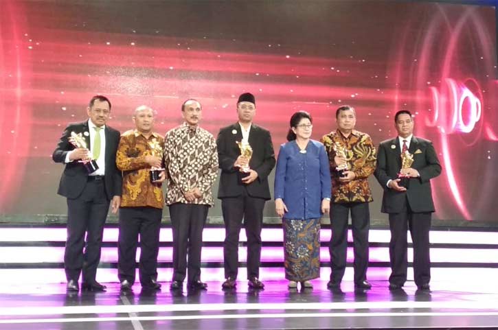 Mewakili Gubernur Jatim, Sekdaprov Jatim Heru Tjahjono memerima penghargaan Anugerah Kencana Bidang KKBPK dari BKKBN Pusat.