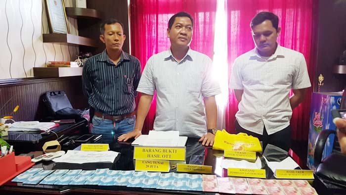 Polres Pasuruan saat menggelar barang bukti terkait OTT AJB.