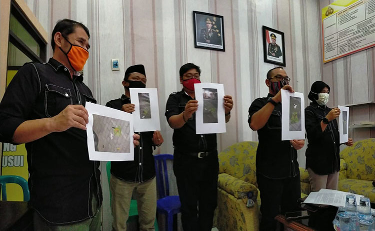 Lima Komisioner KPU Kota Blitar saat mendatangi Mapolres Blitar Kota. (foto: ist).