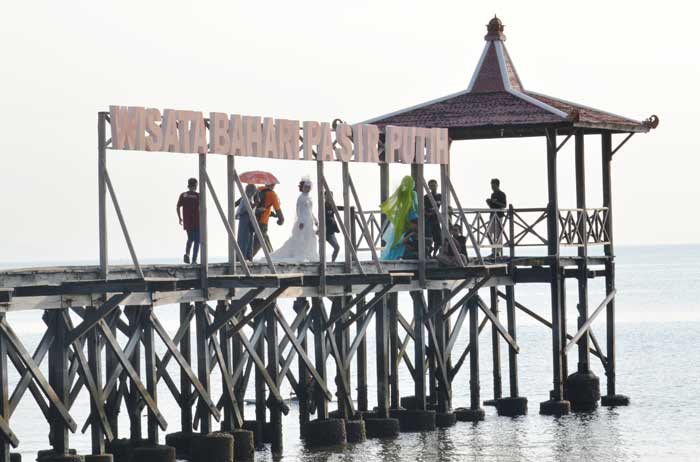 Tarik Wisatawan Kunjungi Situbondo, Pemkab Gelar 'Ngabuburit Hijab Glamour 2017' di Pasir Putih