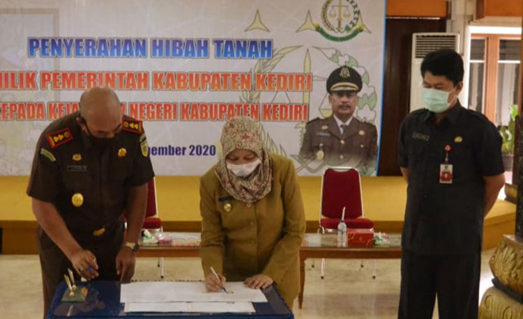 Pemkab Kediri Serahkan Hibah Tanah kepada Kejari