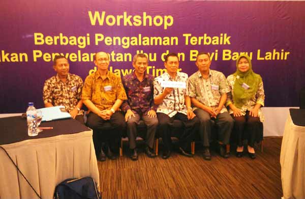 Kepala Dinkes Tuban (tiga dari kanan), bersama peserta workshop yang lain. (foto: suwandi/BANGSAONLINE)