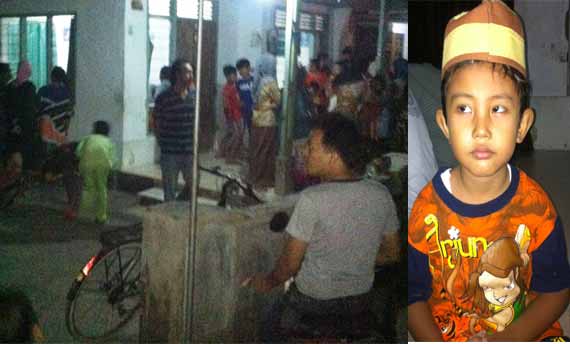 Kerumunan warga di rumah Zaini sang penemu tuyul (foto kiri) dan Reyhan, bocah indigo yang mampu melihat wujud tuyul pasca di tangkap dalam toples. (foto: dio/BANGSAONLINE)