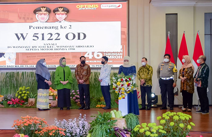 Gubernur Jawa Timur, Khofifah Indar Parawansa, saat mengundi pemenang tabungan umroh bagi wajib pajak patuh periode ketiga tahun ini.
