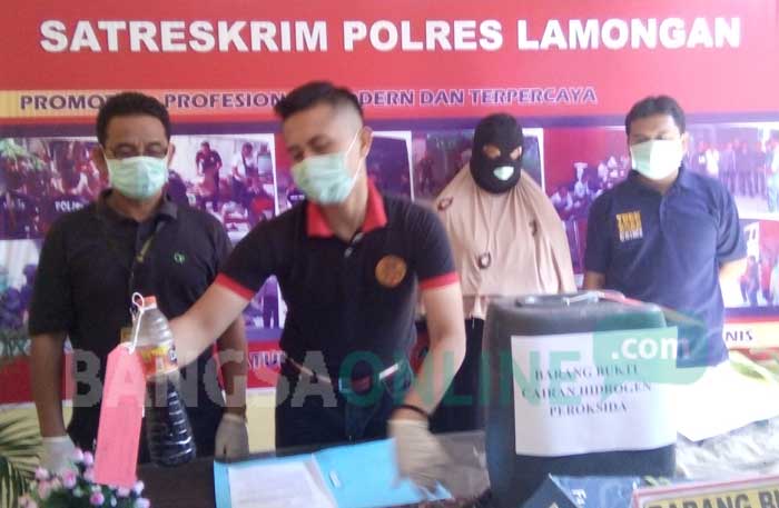 Petugas memamerkan tersangka dan barang bukti berupa bahan kimia.