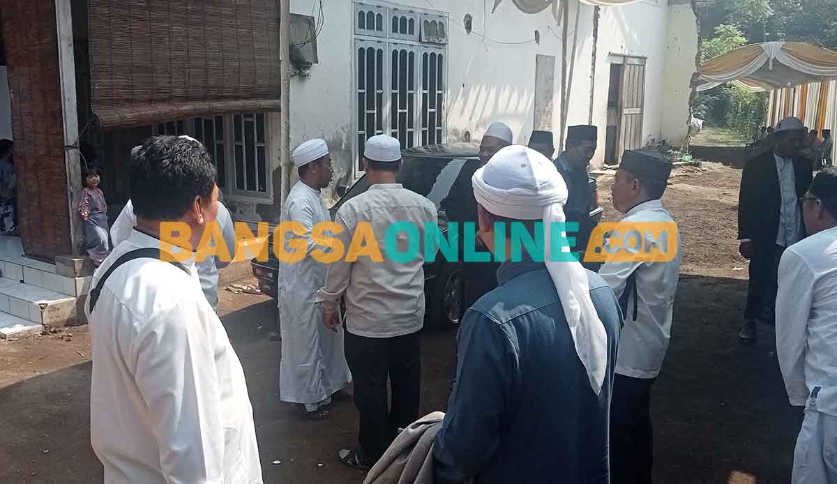 Para panitia yang hendak menyambut kedatangan Anies Baswedan saat berada di Pondok Pesantren Darul Istiqomah Wa Riyadhul Aitam. Foto: AHMAD FUAD/BANGSAONLINE