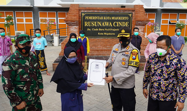 Tampak Cak Rizal bersama Forpimda saat melepas Penyintas Covid-19 Kota Mojokerto. (foto: ist).