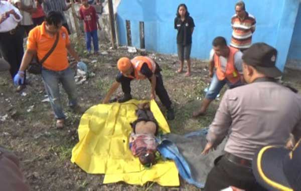 Korban setelah ditabrak kereta api di barat stasiun Jombang, Senin (12/6/2017). foto: RONY S/ BANGSAONLINE