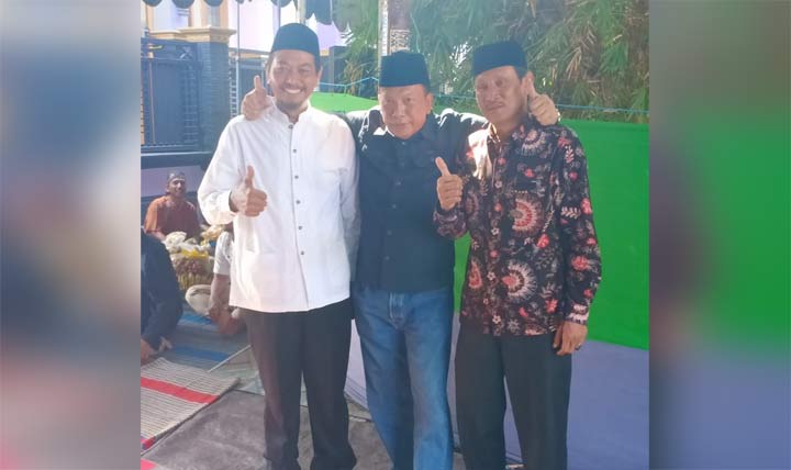 Bupati Sambari merangkul 2 Cakades Kembangan, Ngadimen dan Abdul Malik. foto: ist
