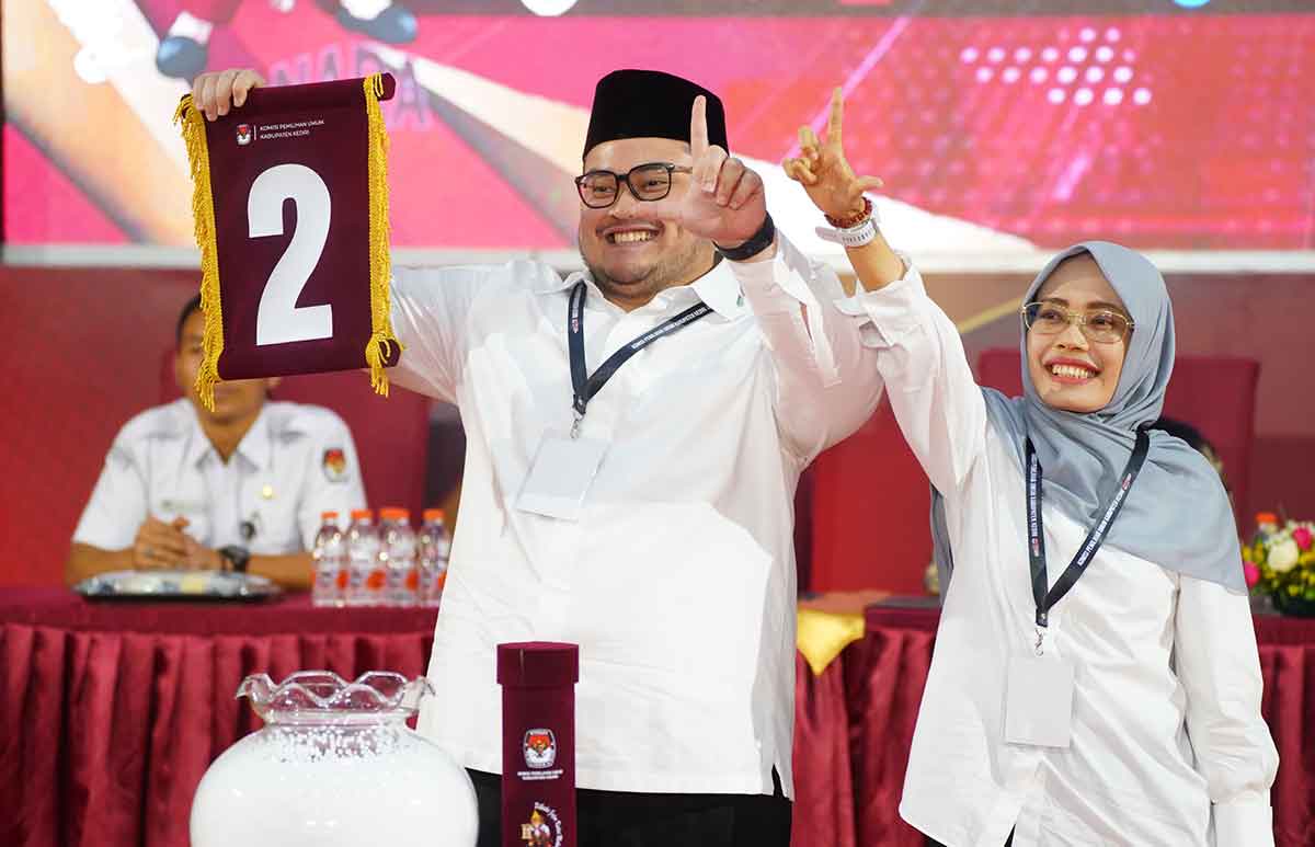 Hanindhito Himawan Pramana dan Dewi Mariya Ulfa saat menunjukkan nomor urutnya dalam Pilkada 2024 di Kabupaten Kediri. Foto: Ist