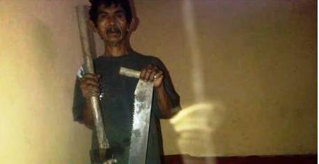 samin dengan barang bukti. foto: zainal abidin/ BANGSAONLINE