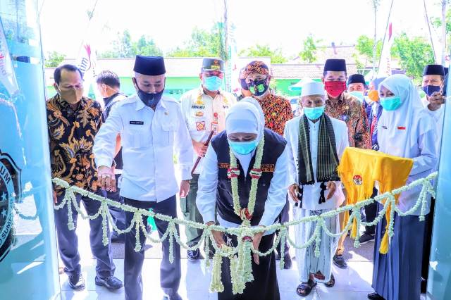 Gubernur Jawa Timur, Khofifah Indar Parawansa menggunting pita sebagai tanda peresmian SMK Boarding School Nasyrul Ulum yang berlokasi di Desa Aengdake, Kecamatan Bluto, Kabupaten Sumenep Madura, Selasa (29/9/2020). foto: ist/ bangsaonline.com