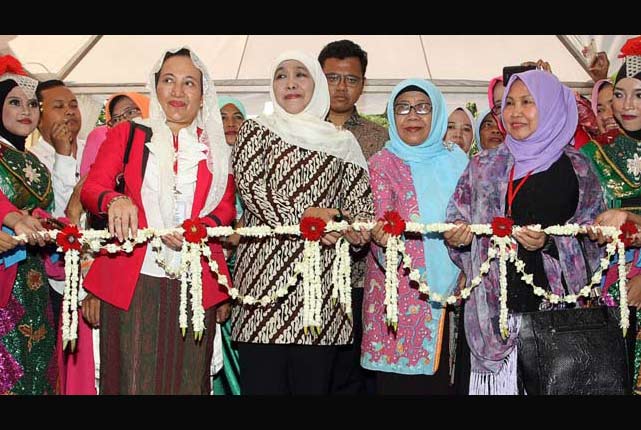 Menteri Sosial RI, Khofifah Indar Parawansa membuka Expo UMKM Kongres Muslimat NU di Asrama Haji, Pondok Gede, Jakarta, Rabu (23/11). Expo UMKM merupakan rangkaian dalam rangka acara Kongres Muslimat NU ke XVII yang digelar mulai kemarin (23/11) hingga 27 November 2016. 