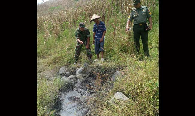 Anggota Posramil Gondang Pantau Semburan Lumpur di Bojonegoro