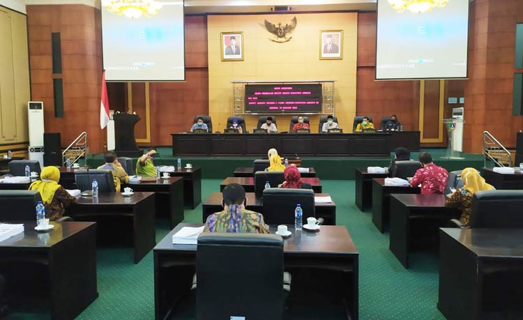 Suasana rapat di Gedung DPRD Jombang.