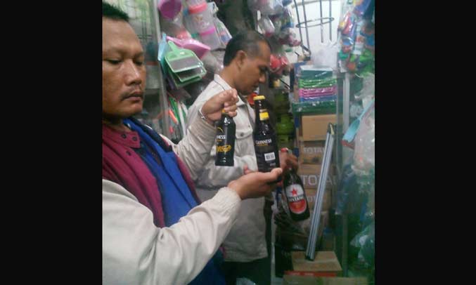 Polsek Taman Kembali Razia Miras, Amankan Puluhan Botol