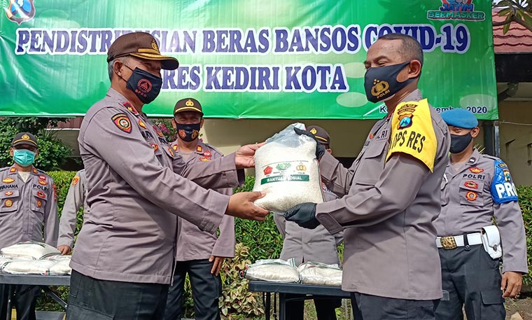 Polres Kediri Kota Salurkan Beras Bantuan Mabes Polri kepada Warga Terdampak Covid-19