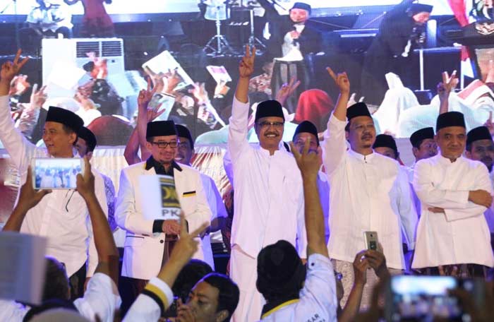 Gus Ipul foto bersama pengurus Dewan Pimpinan Pusat (DPP) maupun Dewan Pimpinan Wilayah (DPW) PKS Jawa Timur.
