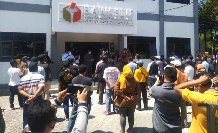 Massa saksi dan pendukung Yasin-Gunawan ngeluruk ke kantor Bawaslu Surabaya.