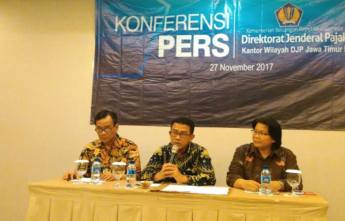 KONFERENSI PERS: Kepala Kanwil DJP Jatim II Neilmaldrin Noor menjelaskan tentang program PAS-Final, Senin (27/11). foto: MUSTAIN/ BANGSAONLINE