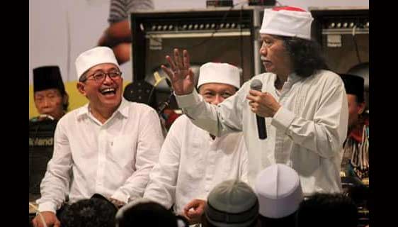 Cak Nun, Ketua DPRD Abdul Hamid dan Bupati Sambari ketika ngaji sinau syukur. foto: syuhud/ BANGSAONLINE