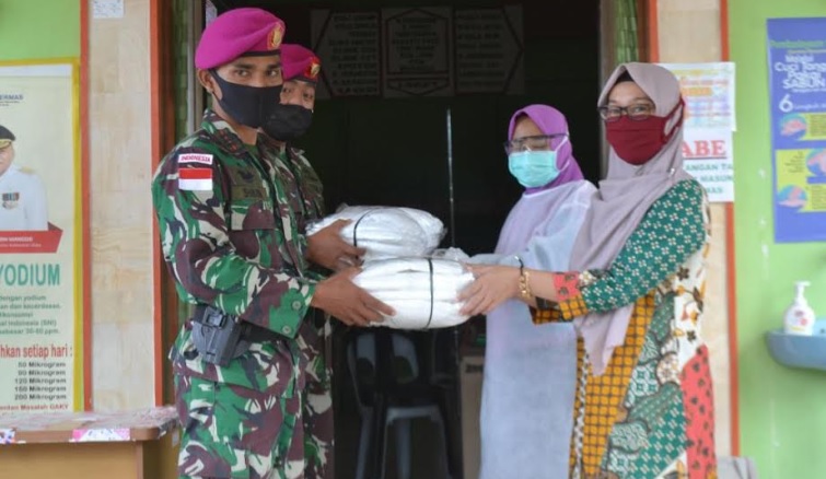 Danguspurla Koarmada II Serahkan Bantuan APD di Sebatik