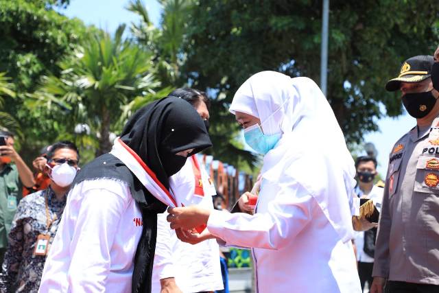 Pagi-Pagi di Madiun, Gubernur Khofifah Tinjau Sidang di Tempat Operasi Yustisi 