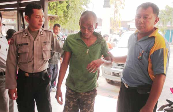 Tersangka saat diamankan usai nyungsep. foto: zaenal abidin/BANGSAONLINE