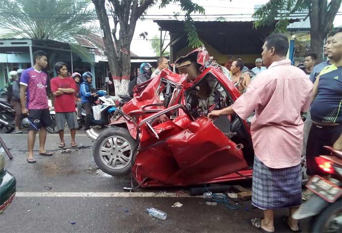 Kondisi mobil Honda Jazz setelah tergencet 2 dump truk.