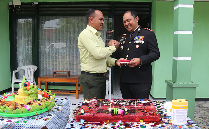 Kapolres Ngawi, AKBP Dwiasi Wiyatputera, saat memberi kejutan dalam rangka memperingati HUT ke-77 TNI bersama Dandim 0805/Ngawi, Letkol Inf Adi Wirawan.