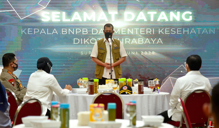 Kepala BNPB Letjend TNI Doni Monardo saat memberikan sambutan disaksikan Wali Kota Risma dan Menkes dr Terawan. foto: ist.