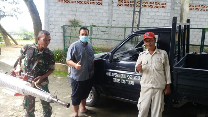 Unit Pelaksana Teknis Daerah (UPTD) Kecamatan Senori bersama anggota DPRD Tuban, Moch Fuad dan Koramil Senori melakukan kegiatan fogging di Desa Jatisari, Kamis (8/3).