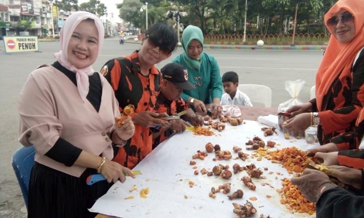 Istri Wakil Wali Kota Batu, Ny. Punjul Santoso bersama para anggota PP saat menyiapkan jamu empon-empon yang akan dibagikan kepada warga.
