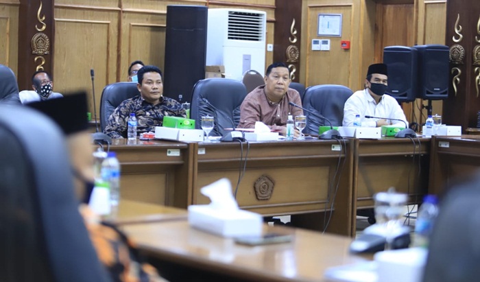 BUNTU: Hearing Komisi A dengan OPD terkait Pilkades Serentak, di gedung DPRD Sidoarjo, Jumat (19/6). foto: ist